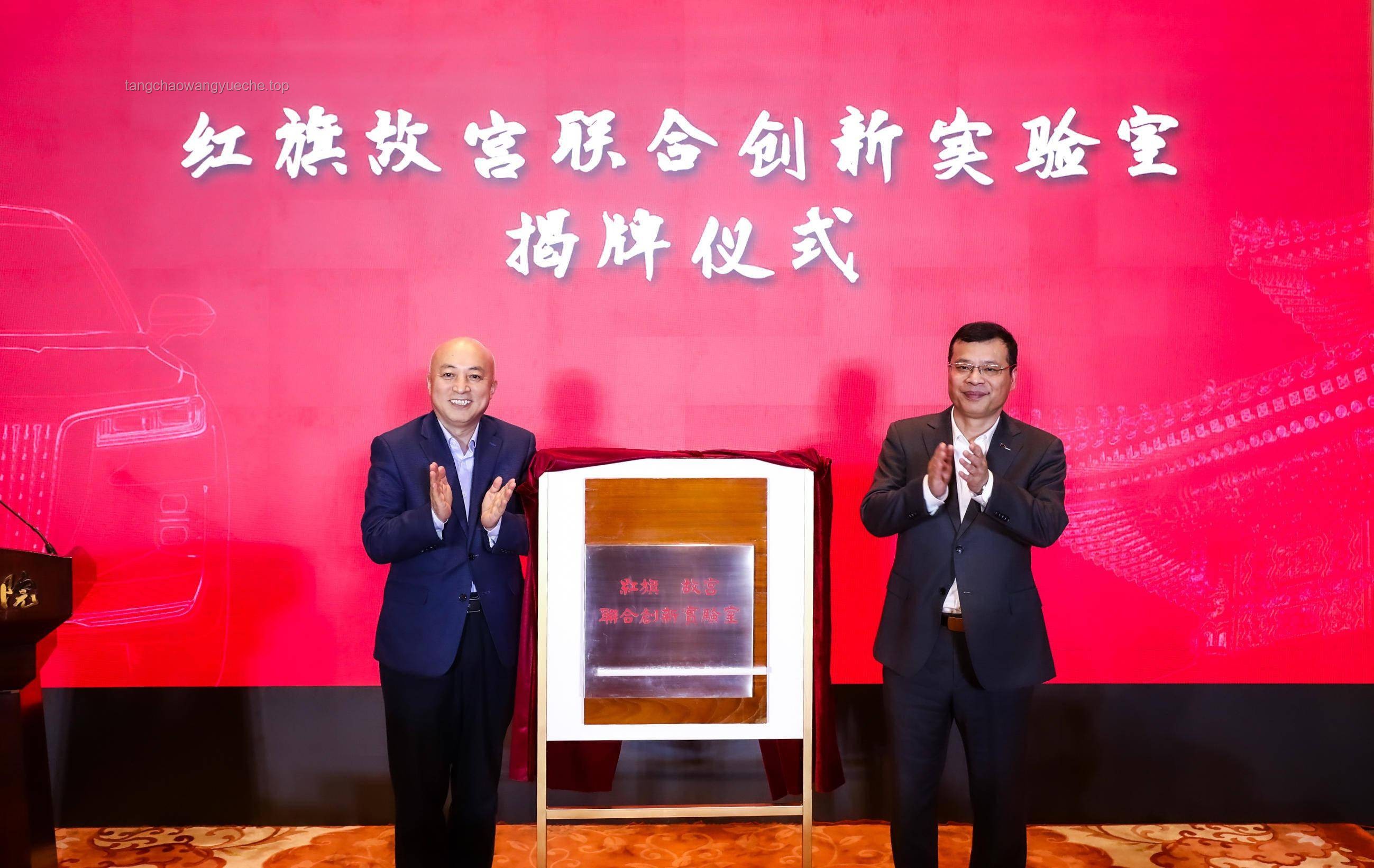 红旗袍下的教育创新：答疑送考，跨界启迪
